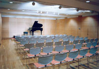 ピアノと椅子の入ったミニコンサートホール